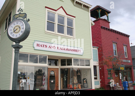 Michigan Leelanau Peninsula, Suttons Bay St. Joseph Avenue horloge, chapeaux et mercerie magasins d'affaires shopping, petite ville restaurée rue principale Banque D'Images