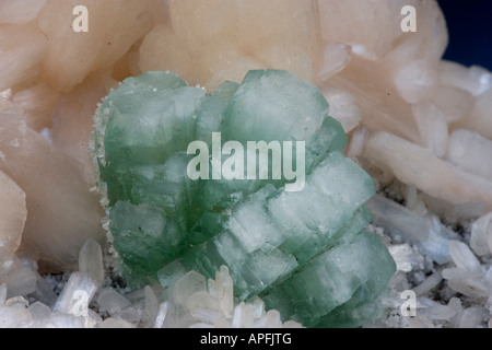 Apophylite (vert) et Stilbite (rose) District de Jalgaon -Inde Banque D'Images