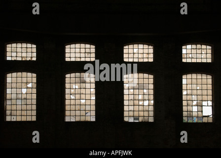 Des fenêtres cassées de vieux navire usine de Rostock en Allemagne Banque D'Images