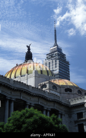 Torre Latinoamericana vu au-delà de l'opéra, la ville de Mexico. Banque D'Images