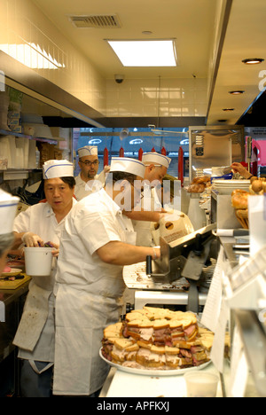 Countermen préparer des sandwichs et de la restauration dans la 2e Avenue Deli Banque D'Images