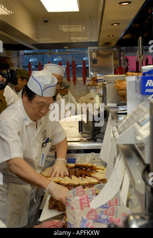 Countermen préparer des sandwichs et de la restauration dans la 2e Avenue Deli Banque D'Images