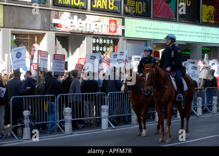 Officiers de NYPD monté à Times Square lors d'un piquet par les membres de la Writers Guild of America East à l'extérieur de Viacom Banque D'Images