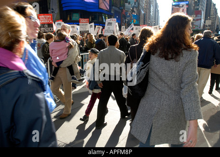 Les membres de la Writers Guild of America East piquet à l'extérieur de Viacom dans un endroit achalandé Times Square Banque D'Images