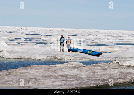Alaska Arctic National Wildlife Refuge pagayeurs sur la glace sur la mer de Beaufort gelée en partie Banque D'Images