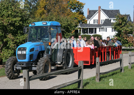 Michigan St. Johns,Oncle John's Cider Mill,hayride,tracteur,famille familles parents parents enfants, mère père,MI051018093 Banque D'Images