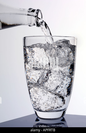 Verser de l'eau gazeuse EN VERRE Banque D'Images