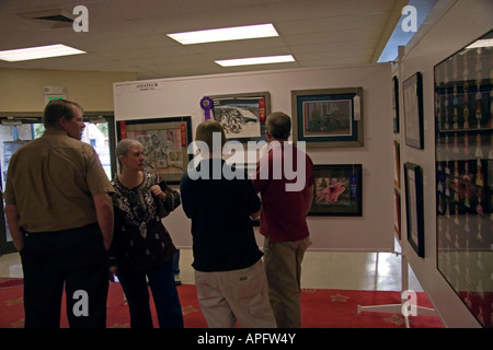 Une famille s'arrête pour apprécier les nombreuses œuvres d'art exposées lors de cette exposition d'œuvres d'art à l'Utah State Fair en SLC, Utah, USA. Banque D'Images