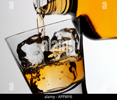 Verser un verre de whisky Bourbon Banque D'Images