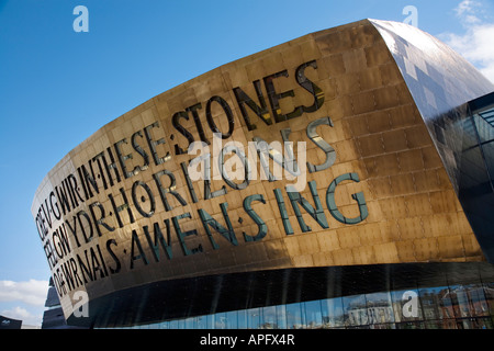 Vue frontale du Wales Millennium Centre montrant le bilingue message dans le revêtement en bronze Banque D'Images