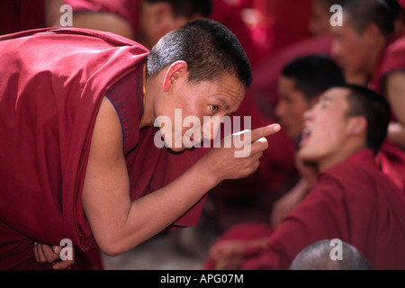 Débat Les moines les subtilités du bouddhisme tibétain dans cette forme historique de l'apprentissage au monastère de Séra Lhassa au Tibet Banque D'Images