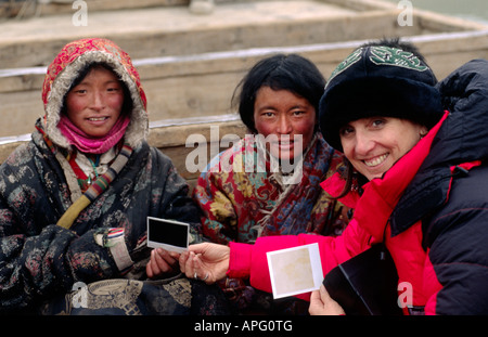 Christine Kolisch avec l'AMDO pèlerins dans un bateau que nous traversons le fleuve Yarlung TSAMPO BRAMAHAPUTRA ou au monastère de Samye TIBET Banque D'Images