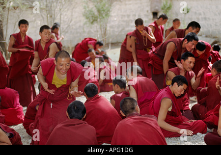 Débat Les moines les subtilités du bouddhisme tibétain dans cette forme historique de l'apprentissage au monastère de Séra Lhassa au Tibet Banque D'Images