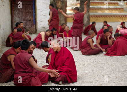 Débat Les moines les subtilités du bouddhisme tibétain dans cette forme historique de l'apprentissage au monastère de Séra Lhassa au Tibet Banque D'Images