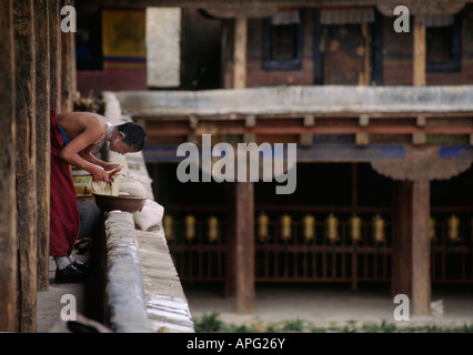 Un jeune moine se lave la tête dans la cour intérieure du Temple de SAMYE UTSE où il vit le TIBET CENTRAL Banque D'Images