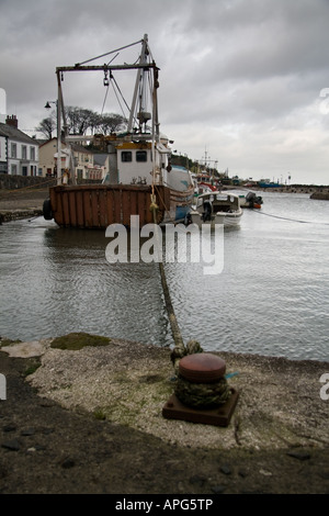 Bateau amarré dans le port jusqu'à carnlough Banque D'Images