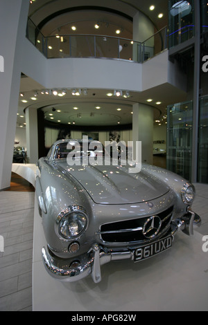 Mercedes Benz World brooklands surrey Banque D'Images