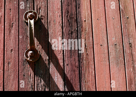 Old weathered porte rouge en bois avec poignée en métal sur un train de marchandises Wagon wagon couvert ou Banque D'Images