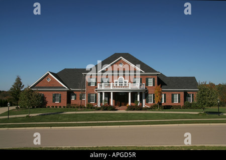 Accueil personnalisé Grande maison Vue sur rue de la construction en brique rouge de l'architecture néo-coloniale Banque D'Images