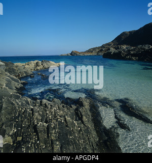 Eau bleu clair sur fond blanc écrasé sur sable shell côte rocheuse de l'ouest de l'Écosse Banque D'Images
