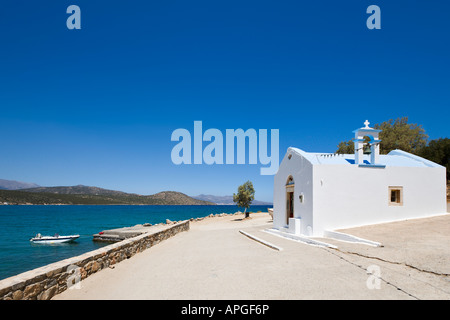 Donnant sur l'église, plage Istron, Golfe de Mirabello, Lassithi, côte nord-est, la Crète, Grèce Banque D'Images