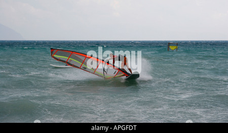 Une planche à empanner à Vassiliki sur l'île de Corfou en Grèce Banque D'Images