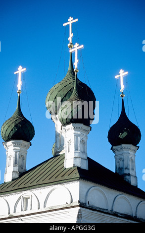 Close up montrant l'ensemble des coupoles en haut d'une cathédrale derrière l'arcade commerciale de vieux Kostrama, Kostrama, Russie Banque D'Images