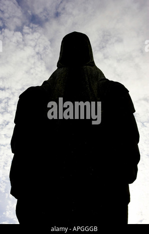 Silhouette de la statue de Marie contre blue cloudy sky sur Iveragh Anneau du Kerry County Kerry, République d'Irlande Banque D'Images