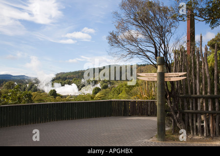 Panneau et vue surplombant la vapeur des geysers en NZ à l'Institut des Arts et Métiers de la réserve thermale de Whakarewarewa Rotorua Banque D'Images