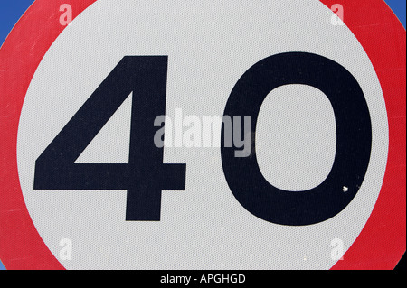 Rouge Blanc et noir 40 quarante milles par heure prohibitif avertissement de limite de vitesse road sign le comté d'Antrim en Irlande du Nord Banque D'Images