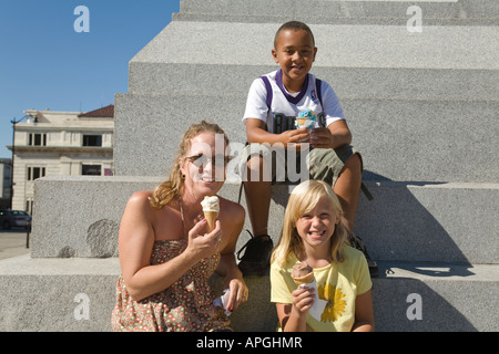 WISCONSIN Racine femme siéger le monument étapes avec deux enfants eating ice cream cones Banque D'Images