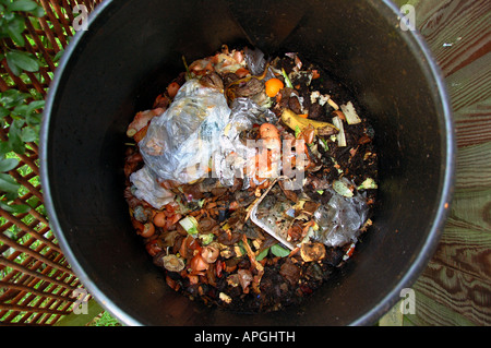 Les aliments et les déchets biodégradables de jardin à l'intérieur d'un bac à compost en plastique Banque D'Images