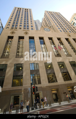 L'extérieur de l'Illinois de Chicago Board of Trade, le Rue LaSalle bâtiment emblématique dans financial district réveil et US flag Banque D'Images