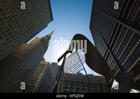 Chicago Illinois Description de la sculpture sans titre par Pablo Picasso à Daley Plaza ciel bleu haut d'immeubles de bureaux Banque D'Images