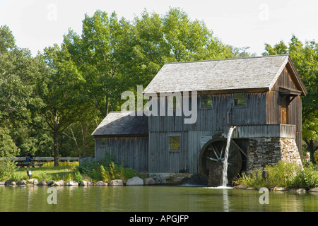Rockford ILLINOIS Ancien moulin sur Severin Lake Village à mi-chemin de construction en bois historique avec roue à eau Banque D'Images