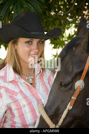 Young woman wearing cowboy hat with horse Banque D'Images