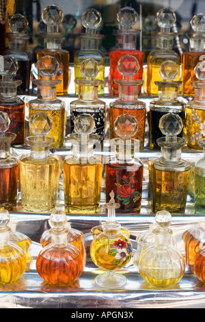 Burettes en verre / flacons de parfum sur un support métallique en Inde Banque D'Images