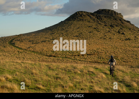 Les promenades en vélo de montagne dans la région de Peak District, dans le Derbyshire, Angleterre Banque D'Images