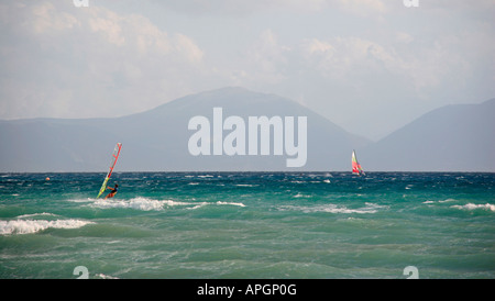 Planche et un Hobie Cat sailiing Vassiliki off sur l'île de Corfou en Grèce Banque D'Images