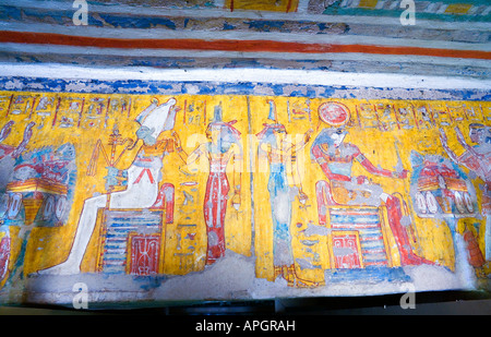 Peinture originale sur le mur de l'intérieur de la tombe de Neferrenpet sur les tombes des nobles. Egypte Louxor rive ouest. Banque D'Images