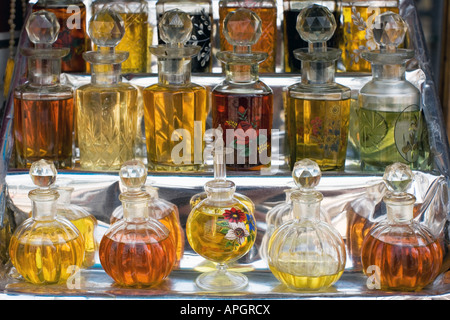 Burettes en verre / flacons de parfum sur un support métallique dans un magasin indien Banque D'Images