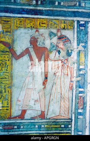 Peinture originale sur le mur de l'intérieur de la tombe de Neferrenpet sur les tombes des nobles. Egypte Louxor rive ouest. Banque D'Images