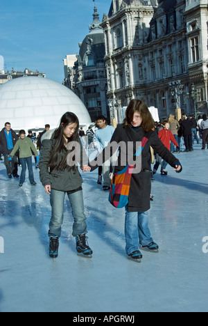 Paris France, patin à glace pour adolescentes sur la patinoire de la rue, avant de la ville H-All Building, foule, extérieur, hiver, Blue Jeans Banque D'Images