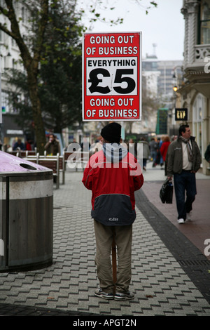 "Fermeture de l'entreprise', l'homme avec placard, Queens Street, Cardiff, Pays de Galles, Royaume-Uni Banque D'Images
