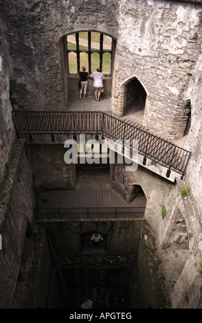 À l'intérieur de la tour de la martre, le château de Chepstow, Chepstow, Monmouthshire, South Wales, UK Banque D'Images