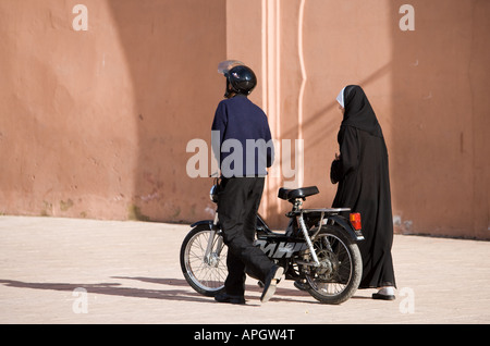 Maroc Marrakech un jeune couple en train de marcher près de la mosquée de la Koutoubia Banque D'Images