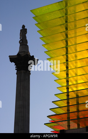 La colonne Nelson et la sculpture moderne à Trafalgar Square 4 Banque D'Images