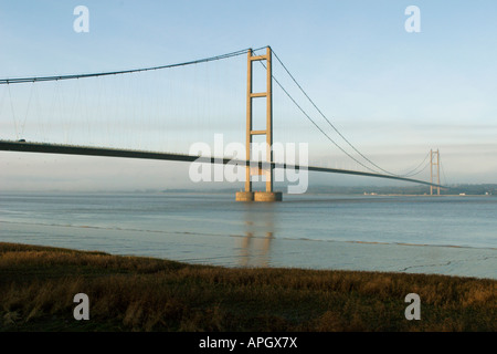 Le Humber Bridge est le quatrième plus grand pont suspendu à travée unique au monde et s'étend sur l'estuaire Humber Banque D'Images