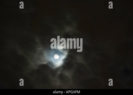 Nuit venteuse ciel montrant lune à travers les nuages Banque D'Images