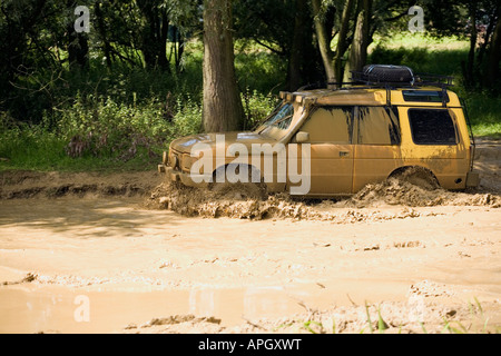 Landrover Discovery en passant par la boue profonde Banque D'Images